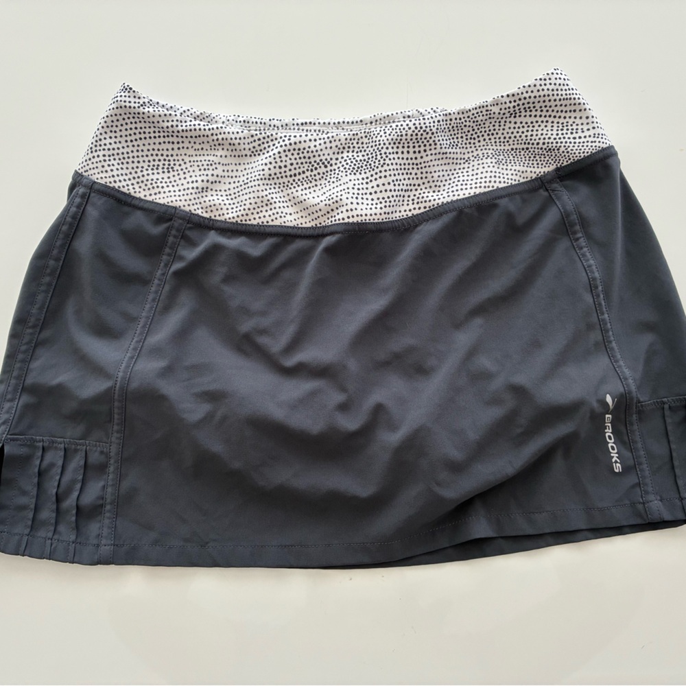 Brooks Gray Running / Tennis / Pickleball Athletic Skort with White Dotted Waist